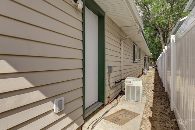 426 S Utah, Fruitland, ID 83619 - view of side of home with fence