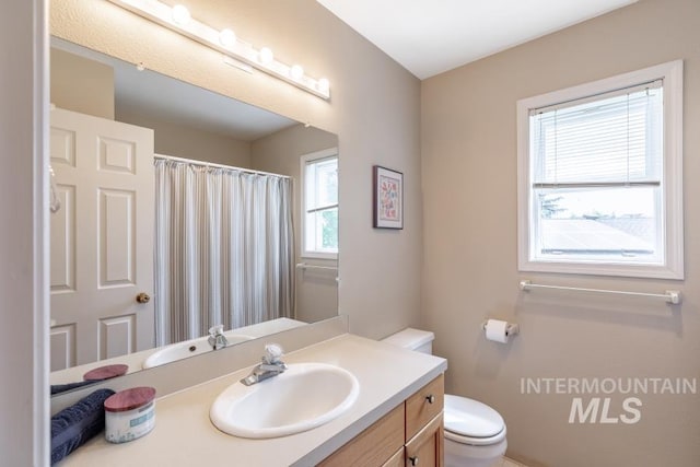 943 Colt Rd, Moscow, ID 83843 - full bathroom featuring vanity, toilet, and a shower with curtain