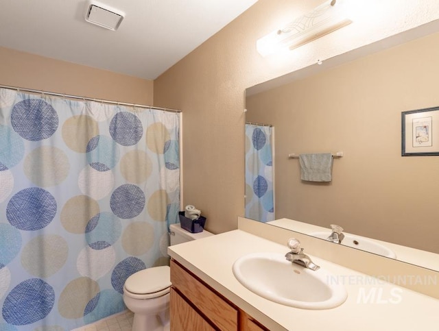 943 Colt Rd, Moscow, ID 83843 - bathroom featuring vanity, toilet, and curtained shower