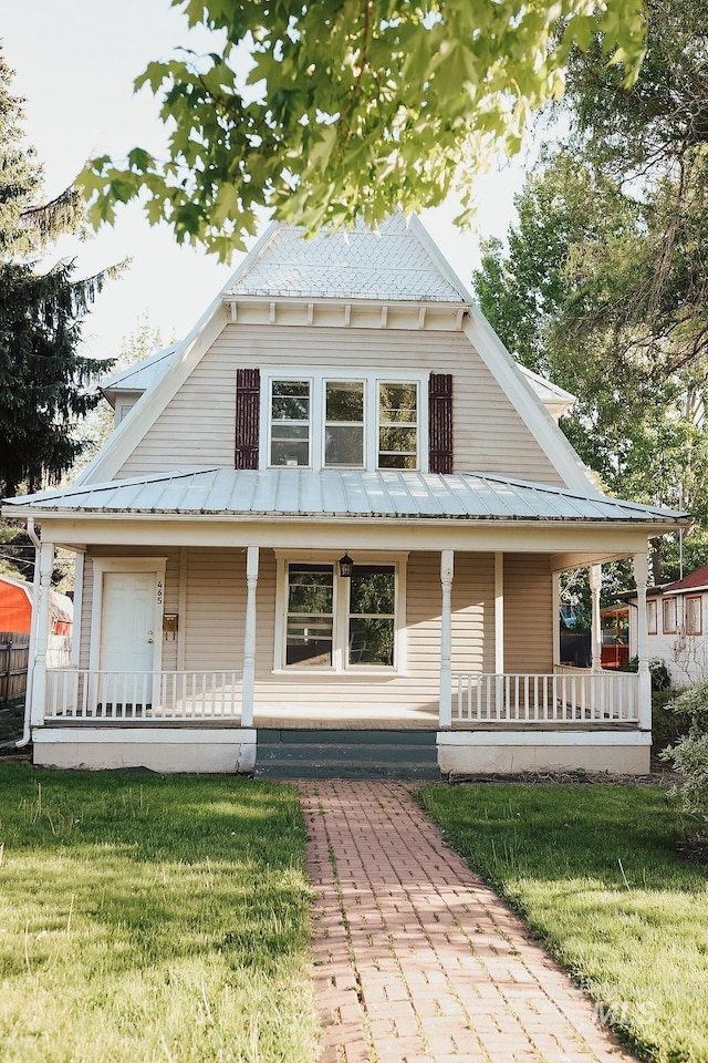 view of front of home with covered porch and a front yard