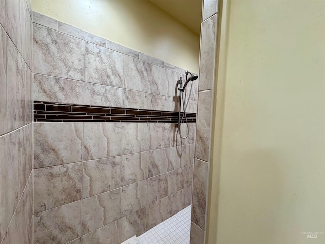 bathroom featuring tiled shower
