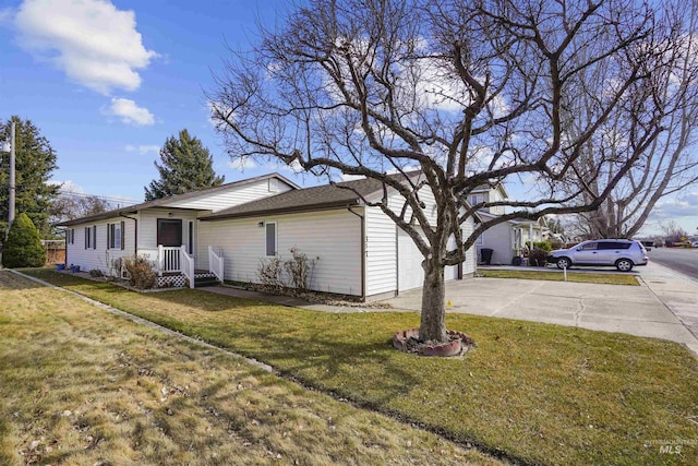 view of front facade featuring driveway, a front yard, and a garage