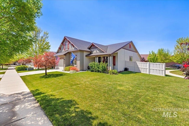 view of front of property with driveway