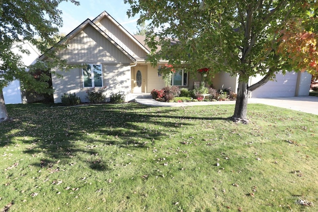 view of front of house featuring a garage and a front yard