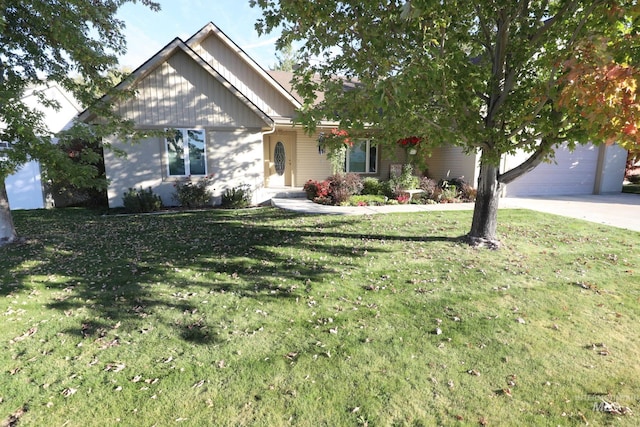 810 Pine St, Filer, ID 83328 - ranch-style house featuring driveway, a front lawn, and an attached garage