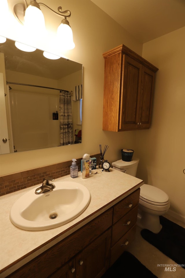 810 Pine St, Filer, ID 83328 - full bath with backsplash, toilet, vanity, and a shower with curtain