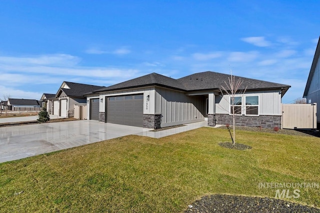 view of front of home featuring a front lawn and a garage