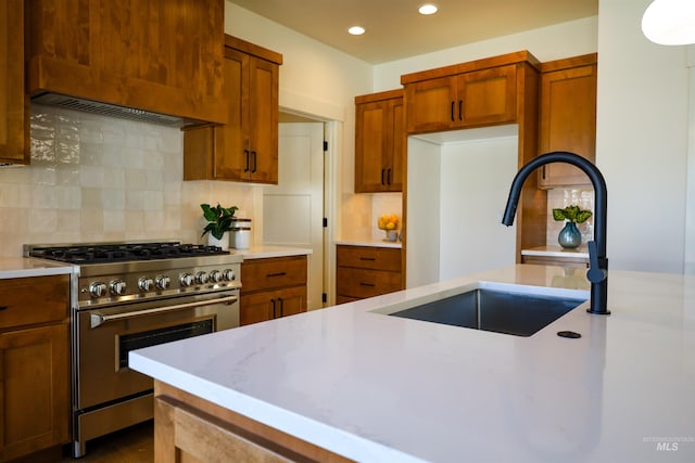 1038 E Fleetwood Ct, Boise, ID 83706 - kitchen featuring decorative backsplash, a sink, high end stove, and light countertops