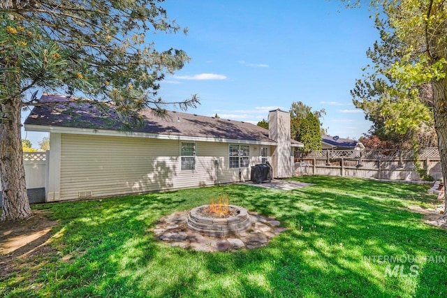 914 Aspenwood Ln, Twin Falls, ID 83301 - back of house with a fire pit and a chimney