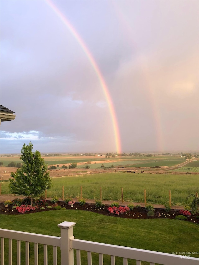 view of yard featuring a rural view