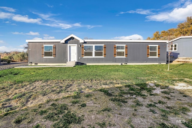 view of front facade featuring a front lawn