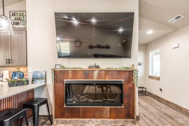 details with backsplash and wood-type flooring