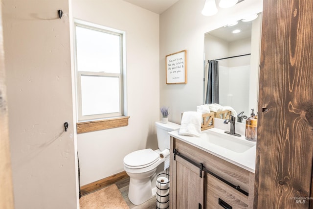 bathroom with a shower with curtain, vanity, and toilet