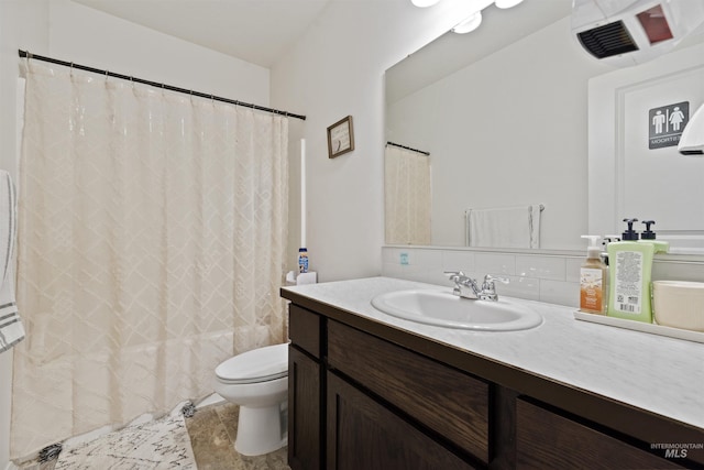 bathroom with a shower with shower curtain, vanity, toilet, and decorative backsplash