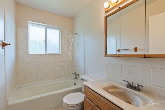 2045 11th Ave, Clarkston, WA 99403 - full bath featuring backsplash, toilet, bathing tub / shower combination, and vanity