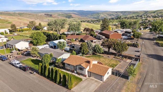 2045 11th Ave, Clarkston, WA 99403 - aerial view of residential area featuring a mountain backdrop