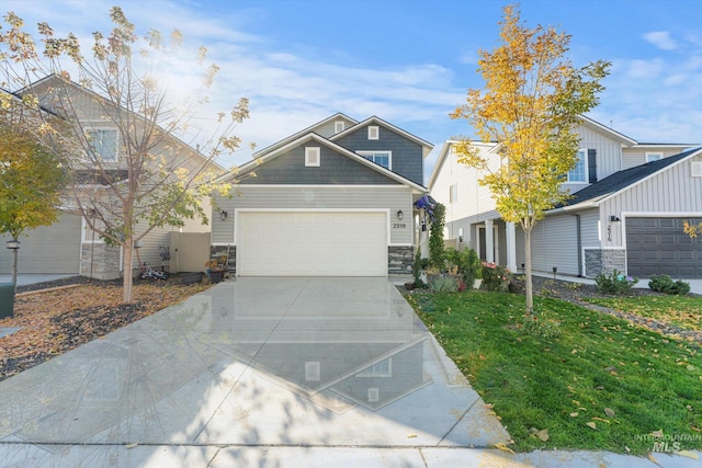 view of front of property featuring a front lawn and a garage