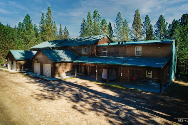 view of front of house featuring dirt driveway