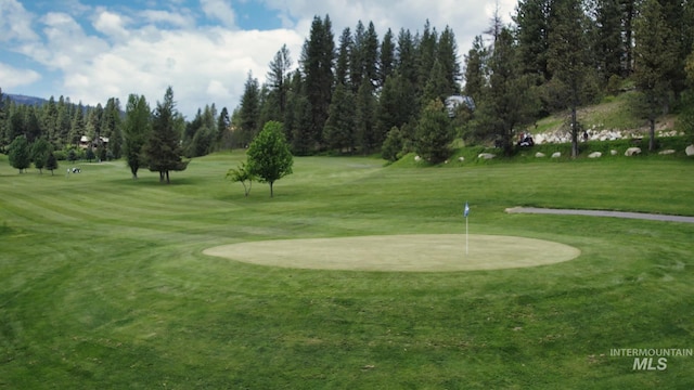 view of property's community featuring a lawn
