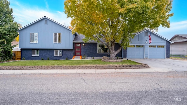 view of front of house with a front yard