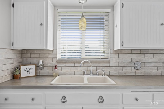 827 Alturas Dr N, Twin Falls, ID 83301 - kitchen featuring white cabinets, tasteful backsplash, decorative light fixtures, and a sink