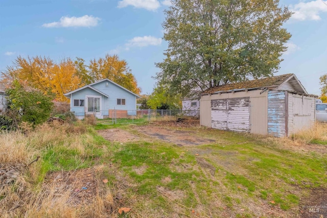 view of yard featuring a storage shed