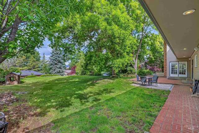 2220 14th St, Lewiston, ID 83501 - view of green lawn featuring a patio