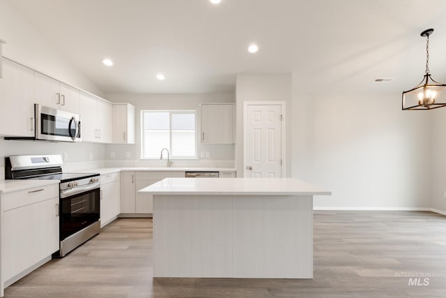 7343 E Marble Springs Dr, Nampa, ID 83687 - kitchen featuring appliances with stainless steel finishes, a center island, light wood finished floors, light countertops, and recessed lighting