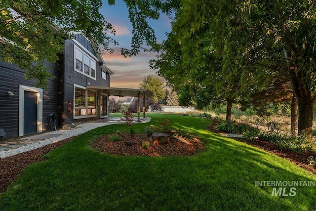 view of yard at dusk