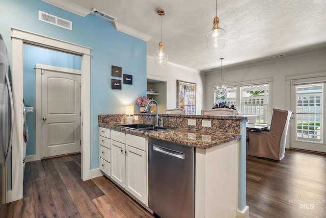 998 E Shadow Creek Ln, Eagle, ID 83616 - kitchen featuring a sink, stainless steel appliances, a peninsula, crown molding, and dark wood-style floors