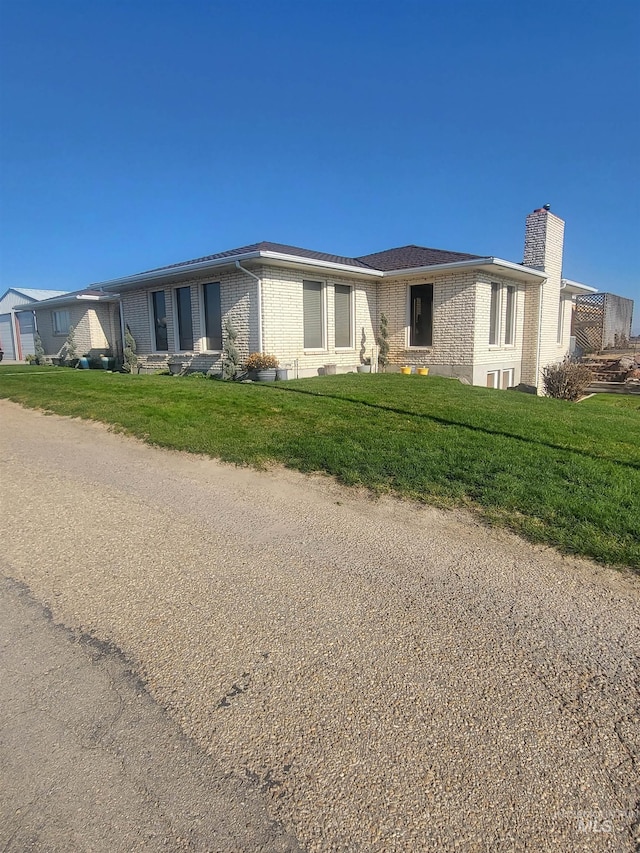 view of front of home featuring a front lawn