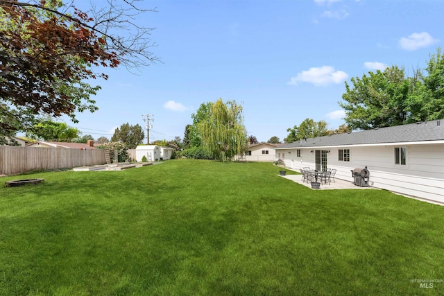 view of yard featuring a patio area