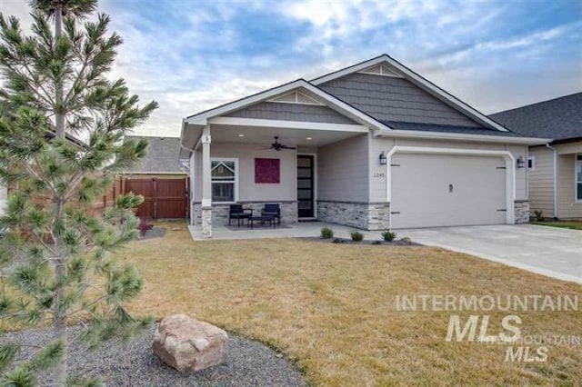 craftsman inspired home with ceiling fan and a front lawn