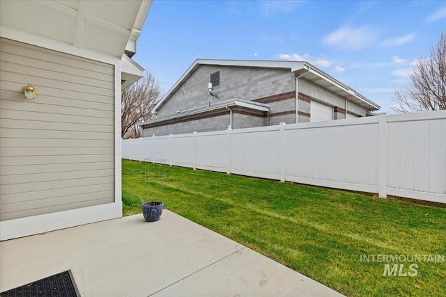 view of yard featuring a patio