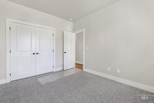 unfurnished bedroom with carpet flooring and a closet