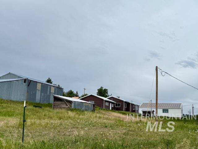 908 Pine St, Anatone, WA 99401 - view of yard with an outbuilding