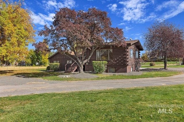 log-style house featuring a front yard