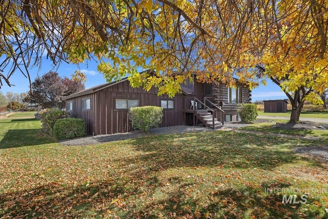 exterior space featuring a front yard