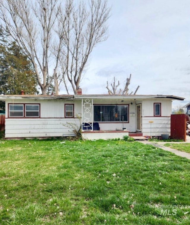 single story home with a front lawn