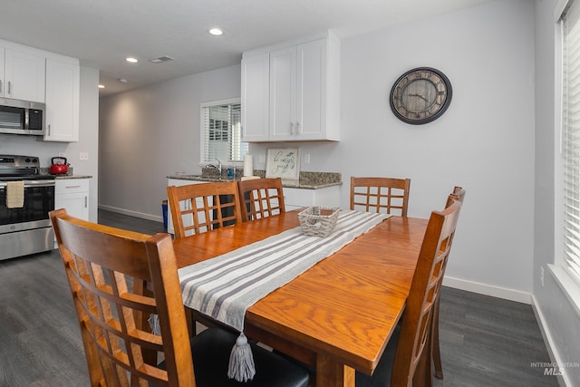 dining space featuring baseboards, dark wood-style flooring, visible vents, and recessed lighting