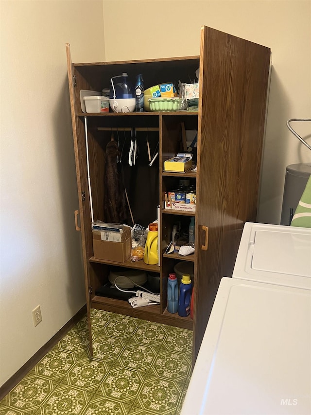 storage room with washer / clothes dryer