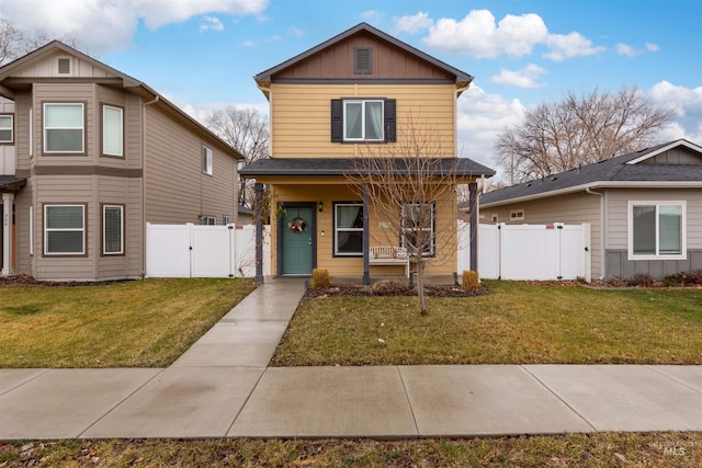 front facade featuring covered porch and a front lawn