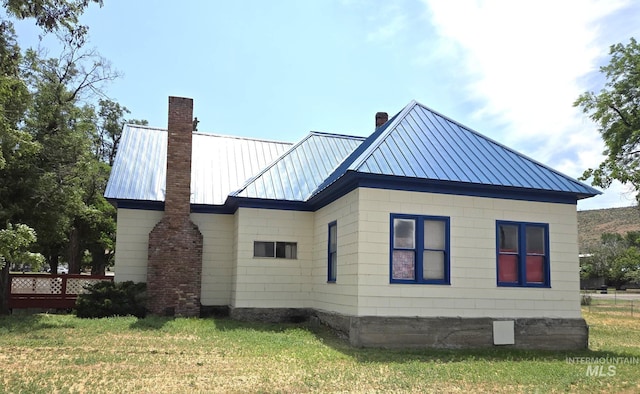 495 1st St E, Huntington, OR 97907 - back of property featuring a chimney and a lawn