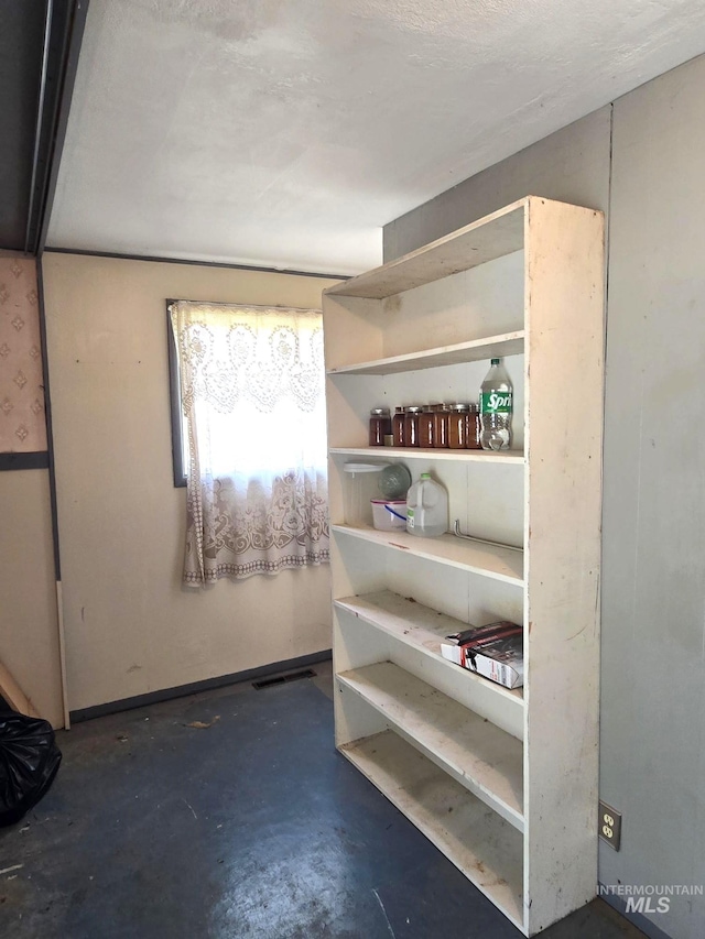 495 1st St E, Huntington, OR 97907 - interior space featuring concrete flooring