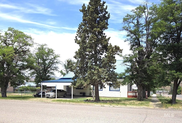 495 1st St E, Huntington, OR 97907 - view of front facade with metal roof and a detached carport