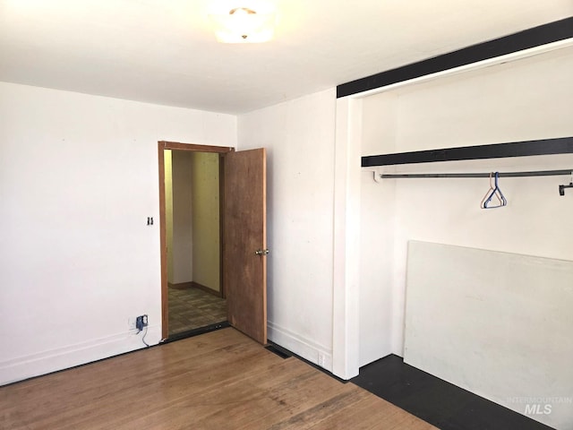 495 1st St E, Huntington, OR 97907 - unfurnished bedroom with wood finished floors, a closet, and baseboards