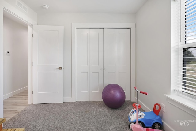 exercise area featuring baseboards