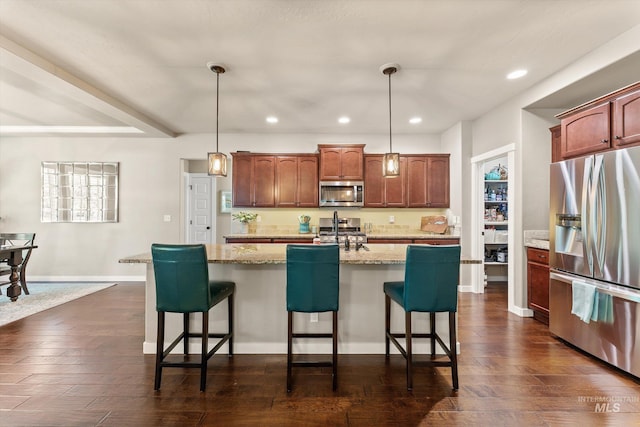 kitchen with stainless steel appliances, baseboards, a kitchen bar, recessed lighting, and a center island with sink