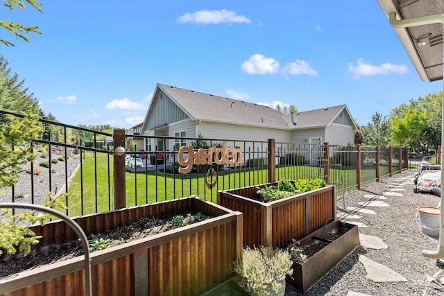 view of yard featuring a vegetable garden