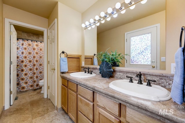 992 N Pinnacle, Eagle, ID 83616 - full bathroom with double vanity, toilet, and a shower with curtain